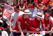 Lula carrega imagem de Nossa Senhora Aparecida durante ato político em Natal