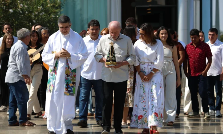 Lula defende respeito à fé em missa de Nossa Senhora Aparecida no Alvorada