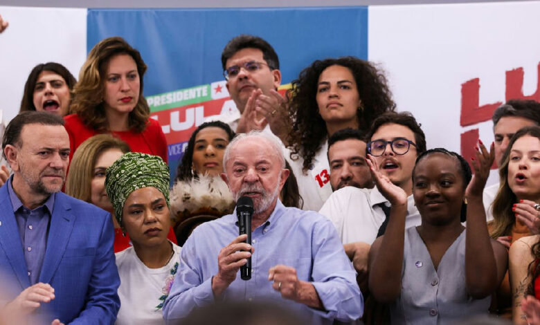 Lula desafia Flávio Bolsonaro a apoiar o fim da escala 6x1 em embate político