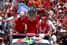 Lula e Flávio Bolsonaro disputam simbolismo religioso em meio a boatos sobre a padroeira