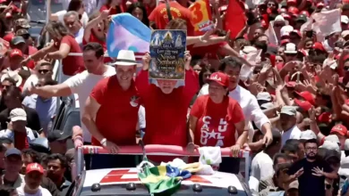 Lula e Flávio Bolsonaro disputam simbolismo religioso em meio a boatos sobre a padroeira