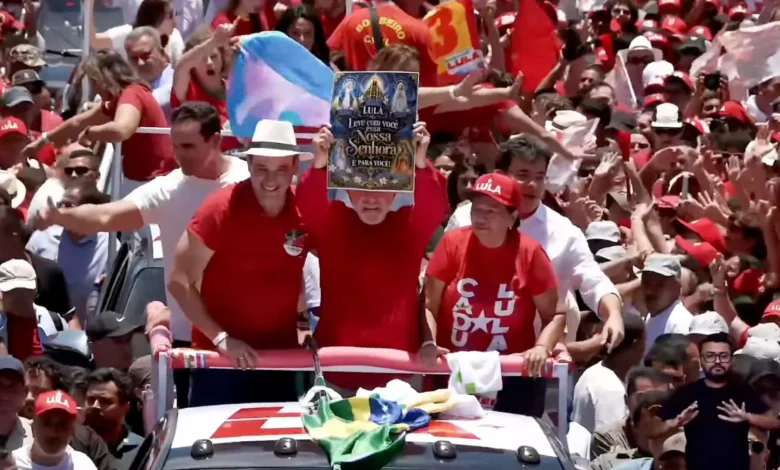 Lula e Flávio Bolsonaro disputam simbolismo religioso em meio a boatos sobre a padroeira