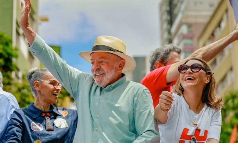 Lula encerra campanha do primeiro turno com caminhada histórica na Avenida Paulista