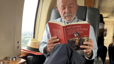 Lula lê obra de José Luís Fiori em viagem ao Rio após cancelamento de debate