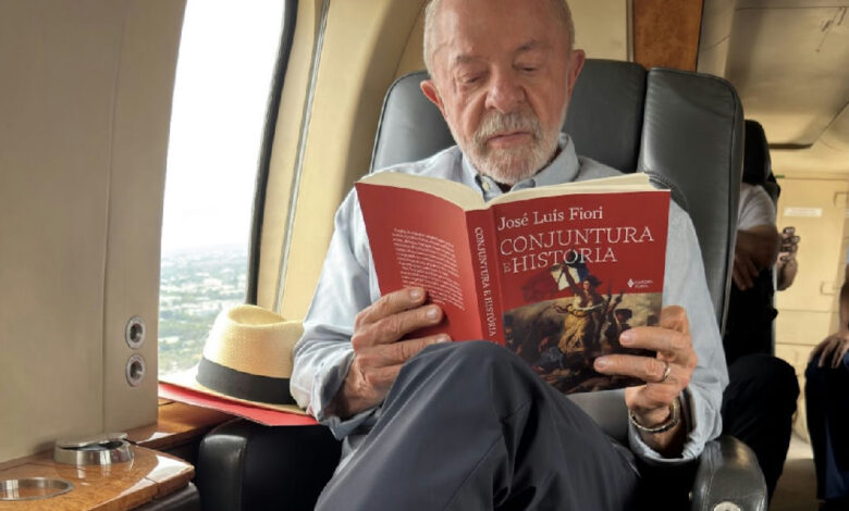 Lula lê obra de José Luís Fiori em viagem ao Rio após cancelamento de debate