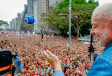 Lula processa Flávio Bolsonaro no TSE por vídeos que distorcem ato na Paulista