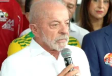 Lula questiona trajetória legislativa de Flávio Bolsonaro após votação em São Bernardo do Campo