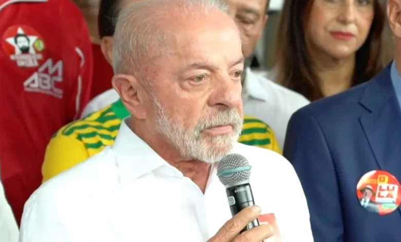 Lula questiona trajetória legislativa de Flávio Bolsonaro após votação em São Bernardo do Campo
