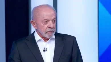 Lula se confunde com o cronômetro e para de falar antes do fim em debate