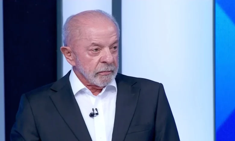 Lula se confunde com o cronômetro e para de falar antes do fim em debate