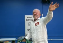 Lula vota em São Bernardo e exalta reta final contra Flávio Bolsonaro