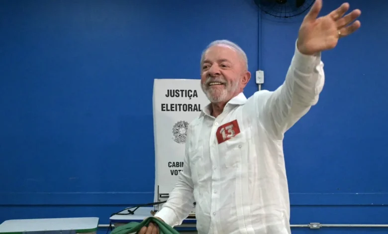 Lula vota em São Bernardo e exalta reta final contra Flávio Bolsonaro