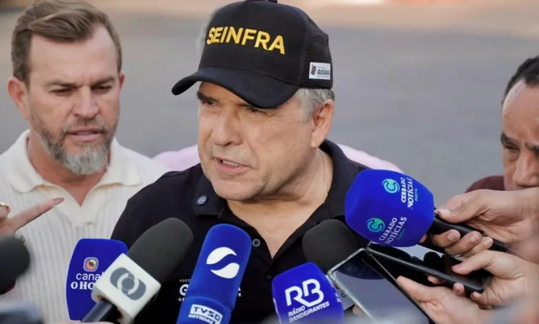 Mabel critica viagem de senador e defende permanência no país