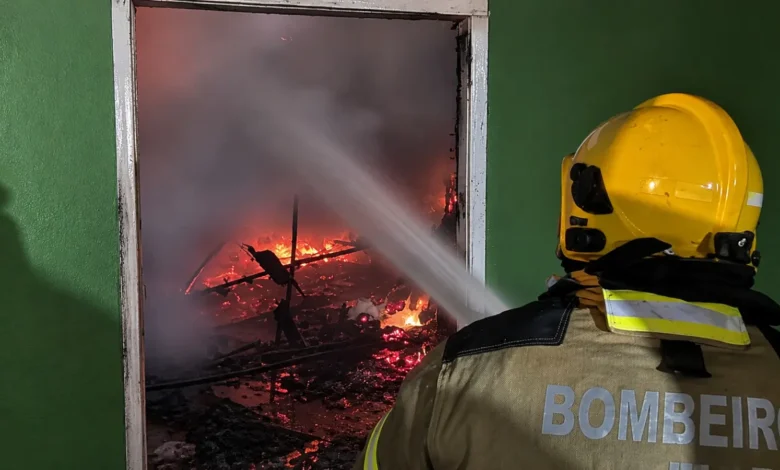 Madrugada de terror em Jataí com incêndio que destruiu casa mas deixou família ilesa