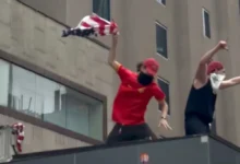 Manifestante destrói bandeira dos EUA em protesto a favor de Lula na avenida Paulista