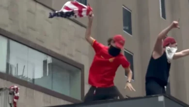 Manifestante destrói bandeira dos EUA em protesto a favor de Lula na avenida Paulista