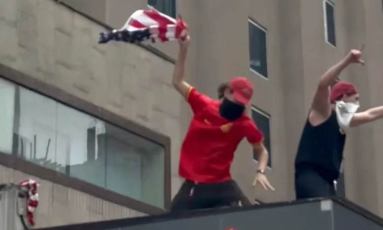 Manifestante destrói bandeira dos EUA em protesto a favor de Lula na avenida Paulista