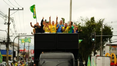 Manifestantes organizam carreata em Goiás em apoio a Flávio Bolsonaro neste sábado