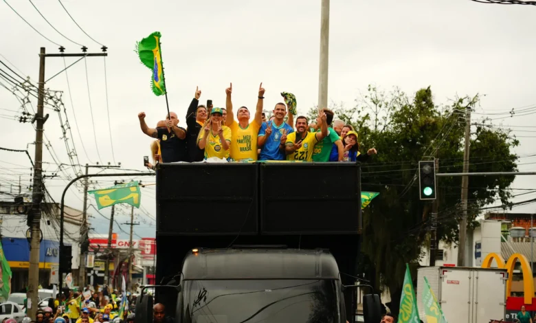 Manifestantes organizam carreata em Goiás em apoio a Flávio Bolsonaro neste sábado