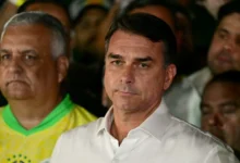 Mídia estrangeira destaca saída de Flávio Bolsonaro do Brasil rumo aos Estados Unidos