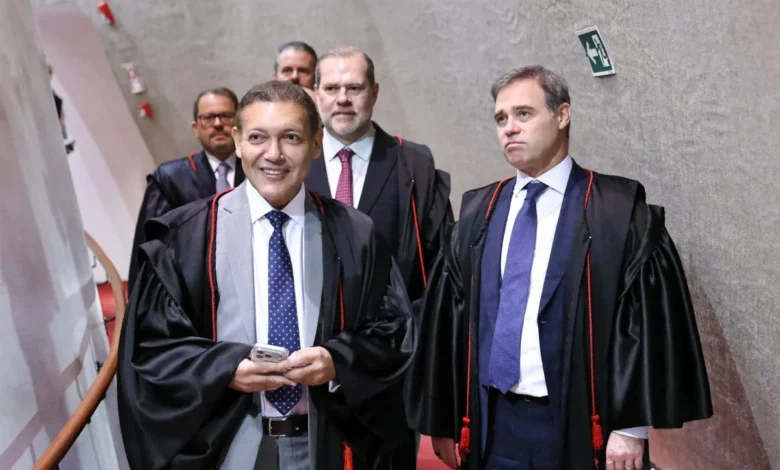 Ministros do TSE apontam manobras de Nunes Marques e Mendonça para evitar derrotas