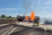 Motorista gravemente ferido após tombaento e incêndio de caminhão de diesel na BR-020 em Flores de Goiás
