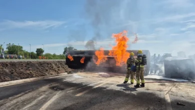 Motorista gravemente ferido após tombaento e incêndio de caminhão de diesel na BR-020 em Flores de Goiás