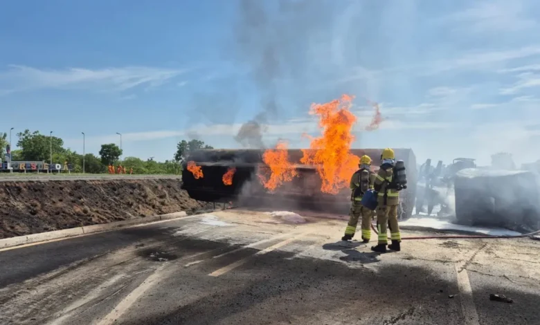 Motorista gravemente ferido após tombaento e incêndio de caminhão de diesel na BR-020 em Flores de Goiás