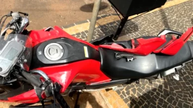 Motorista sem habilitação persegue e atinge motociclista motivado por ciúmes
