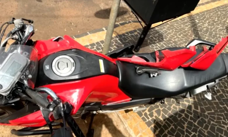 Motorista sem habilitação persegue e atinge motociclista motivado por ciúmes