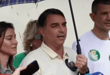 No Rio, Flávio Bolsonaro vota e aponta transição da esperança para o medo