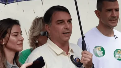 No Rio, Flávio Bolsonaro vota e aponta transição da esperança para o medo