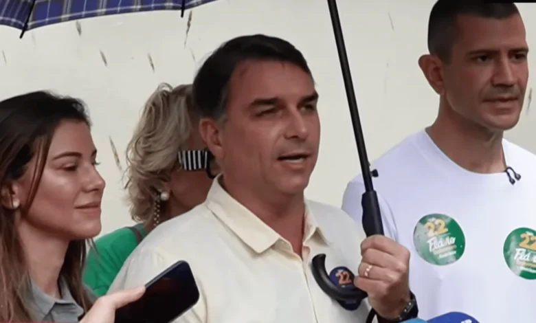 No Rio, Flávio Bolsonaro vota e aponta transição da esperança para o medo