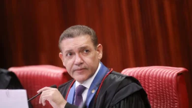 Nunes Marques convoca representantes de Lula e Flávio Bolsonaro para reunião no TSE