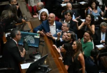 Opositores cobram Javier Milei sobre saída de Flávio Bolsonaro rumo aos Estados Unidos