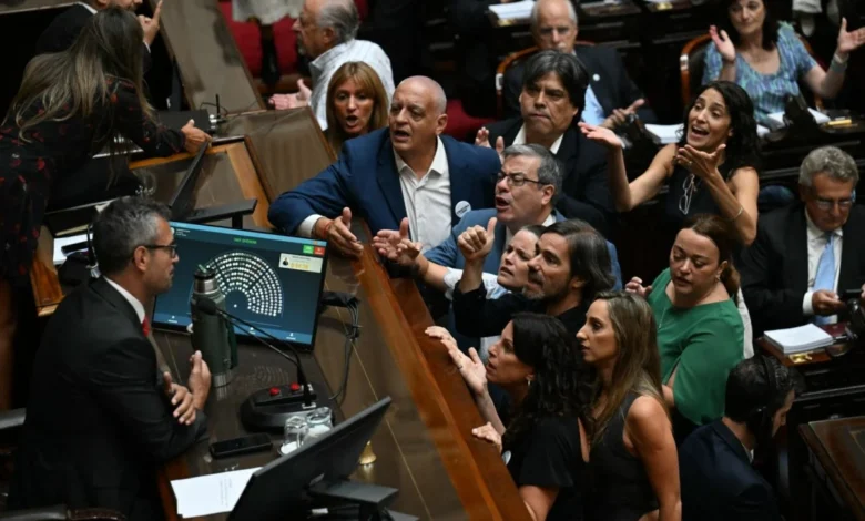 Opositores cobram Javier Milei sobre saída de Flávio Bolsonaro rumo aos Estados Unidos