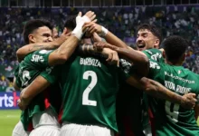 Palmeiras goleia Corinthians por 4 a 1 e mantém perseguição ao líder Flamengo