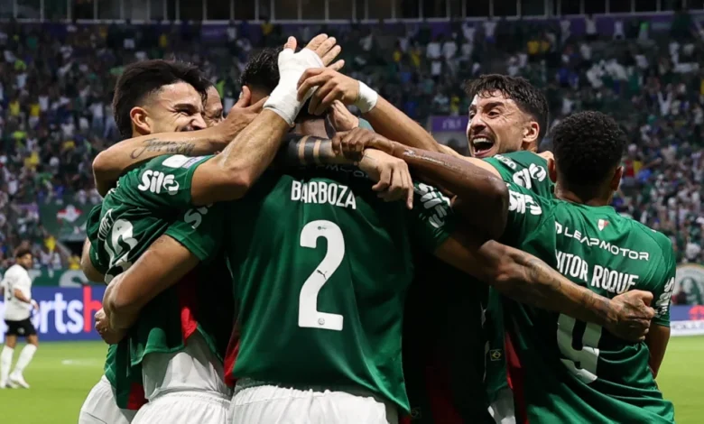 Palmeiras goleia Corinthians por 4 a 1 e mantém perseguição ao líder Flamengo