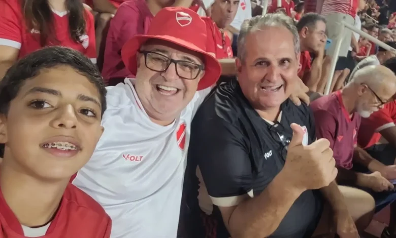Passado de superação revela torcedor que financiava jogos do Vila Nova vendendo doces no Mutirama