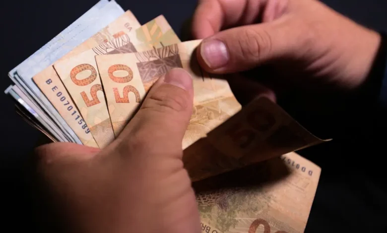 Penhora de salário para quitar dívidas é autorizada pelo STJ em casos específicos