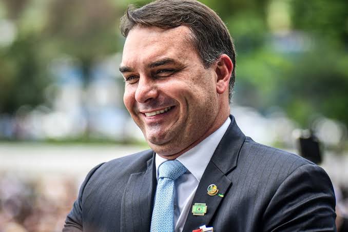 PF liga Flávio Bolsonaro a offshore dona de jato usado por Vorcaro; defesa nega relação