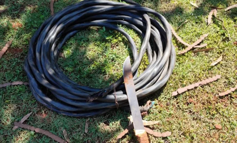 PM prende dois homens em flagrante após furto de cabos elétricos no lago de Hidrolândia