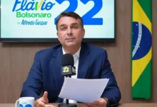 Polícia Federal intima Flávio Bolsonaro a entregar passaportes em vinte e quatro horas por determinação de Moraes