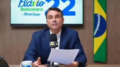 Polícia Federal intima Flávio Bolsonaro a entregar passaportes em vinte e quatro horas por determinação de Moraes
