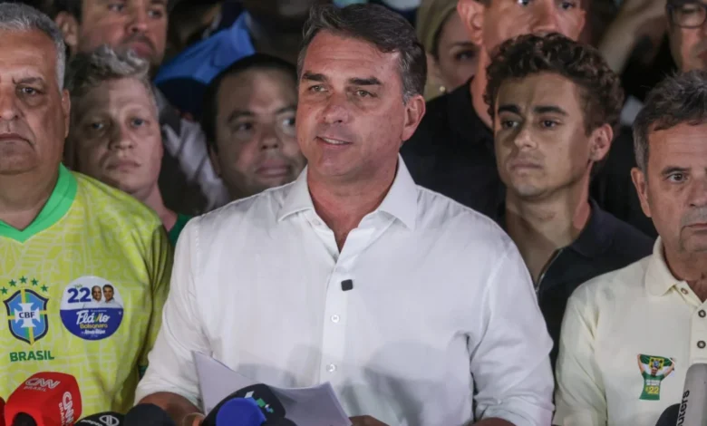 Polícia Federal investiga possível viagem de Flávio Bolsonaro à Argentina