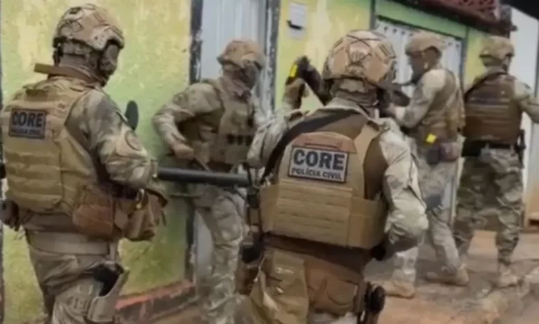 Polícia realiza operação contra o tráfico de drogas e cumpre dezenas de ordens judiciais
