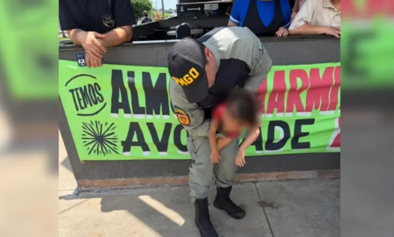 Policiais militares salvam criança após afogamento em caixa d'água