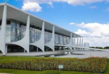 Possibilidade de Flávio Bolsonaro levar filhas adolescentes ao Alvorada em caso de vitória presidencial