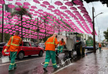 Praça Tamandaré ganha túnel de guarda-chuvas em apoio ao Outubro Rosa