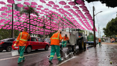 Praça Tamandaré ganha túnel de guarda-chuvas em apoio ao Outubro Rosa